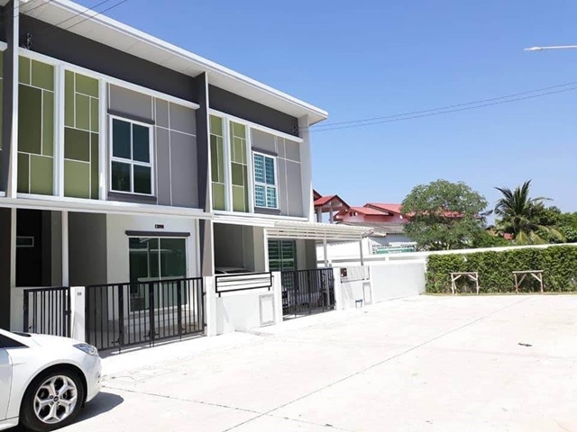 Robinson Lifestyle Chonburi 900m. 2-storey townhouse 4 bed 2 bath good atmosphere Makro Amata 530m.