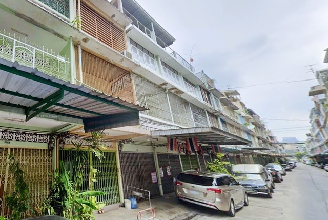 St. Andrews Inter School Sathorn 2.5km. TaladNoi 700m. Samyan Market 600m. Cheapest commercial build