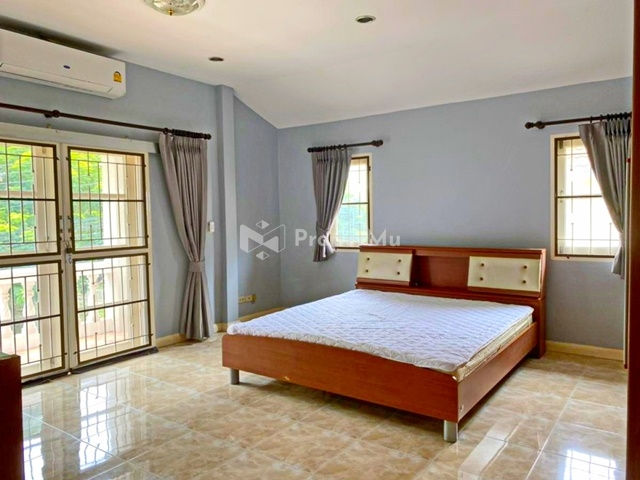 Sukhaphiban 5 BTS Khu Khot, fully furnished, front of house next to garden. 4 air conditioners