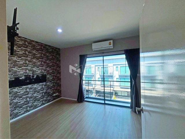 Rama9-OnNut Airport Link BanThapChang 1.6km. 3bed 3bath 3-storey townhome 7-11 in front of Village