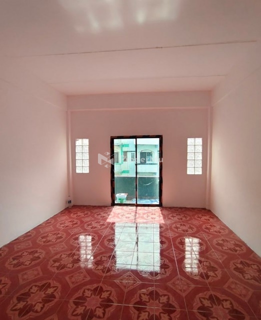 Lertlah Inter Sch 3.8 km. Lak Song MRT 3.6 km. For rent 4.5-storey commercial building newly renovat