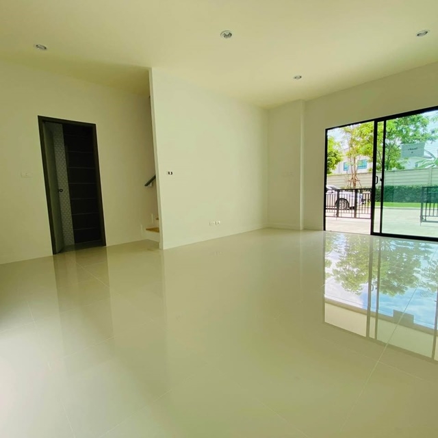 Chaiyaphruek-Wongwaen New 3-storey townhouse TalatSombatBuri 2.8km. 3 bed 3 bath home office residen