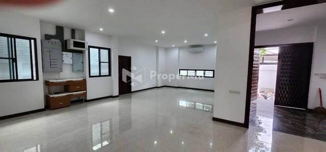 PB4882 Single house for rent, Soi Pridi Banomyong, with interior decoration