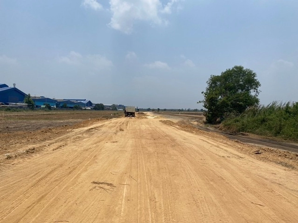 Land for sale 6 rai, EEC area, Mueang Chachoengsao District, purple plan, white dots, road width 8-10 meters, container trucks can enter and exit.