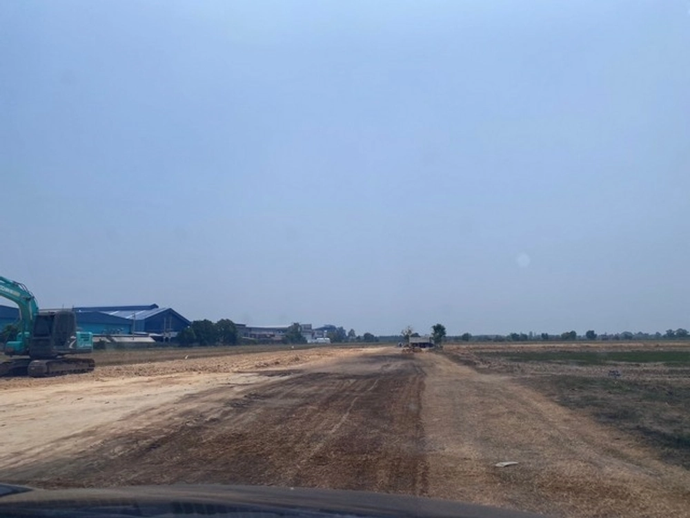 Land for sale 6 rai, EEC area, Mueang Chachoengsao District, purple plan, white dots, road width 8-10 meters, container trucks can enter and exit.