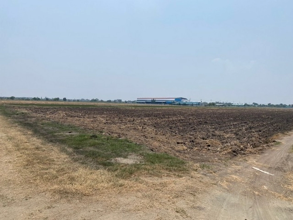 Land for sale, 6 rai, EEC area, Mueang Chachoengsao District, purple plan, white dots, road width 8-10 meters, container trucks can enter and exit.