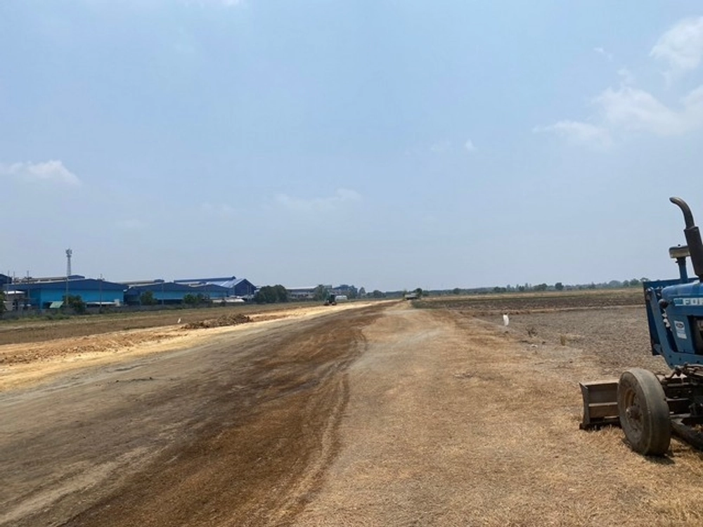 Land for sale 6 rai, EEC area, Mueang Chachoengsao District, purple plan, white dots, road width 8-10 meters, container trucks can enter and exit.