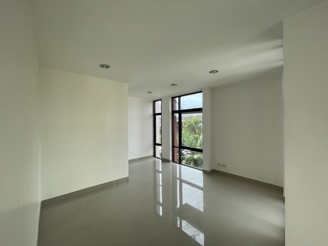 ให้เช่าอาคารสำนักงาน 4ชั้น ย่านบางนา กม.3 ใกล้เซ็นทรัลบางนา