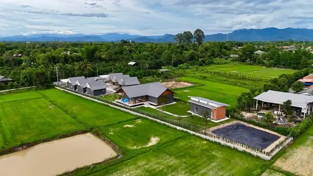 For sale: 8 villas, Ban Thi, Lamphun, area 2 rai, airy and spacious atmosphere, surrounded by rice fields and surrounding mountain views, fully furnished.