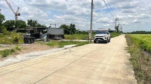 Land for sale, Khlong 6, Bueng Kham Phroi Subdistrict, Lam Luk Ka District, Pathum Thani Province, area 400 sq m., good location, will have a price in the future.