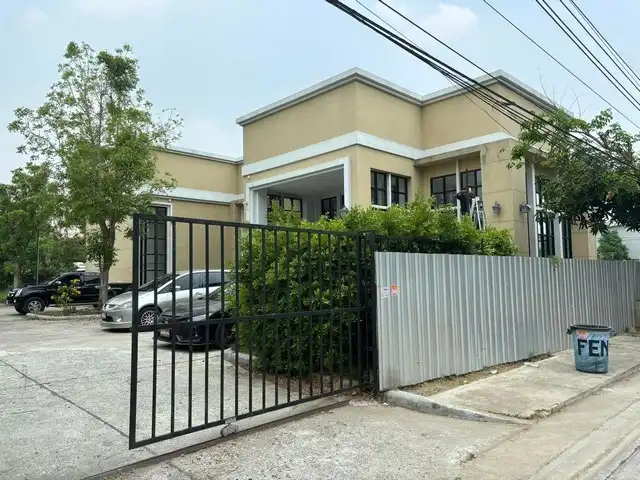 House for rent, suitable for office or residence, with built-in furniture, convenient transportation, near BTS Bearing, through Srinakarin Road