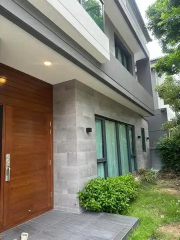 WAN450 House for rent in The City Tiwanon Ngamwongwan project. The front of the house is not opposite anyone. North facing. Near the Pink and Purple Lines. Travel to