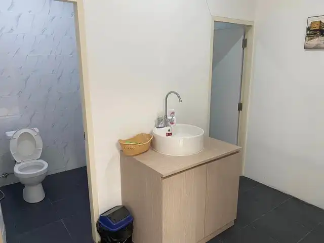 Warehouse-office for rent near Suvarnabhumi Airport, Soi Lat Krabang 14/1, approximately 500 sq m., usable office area 85 sq m., 2 air conditioners