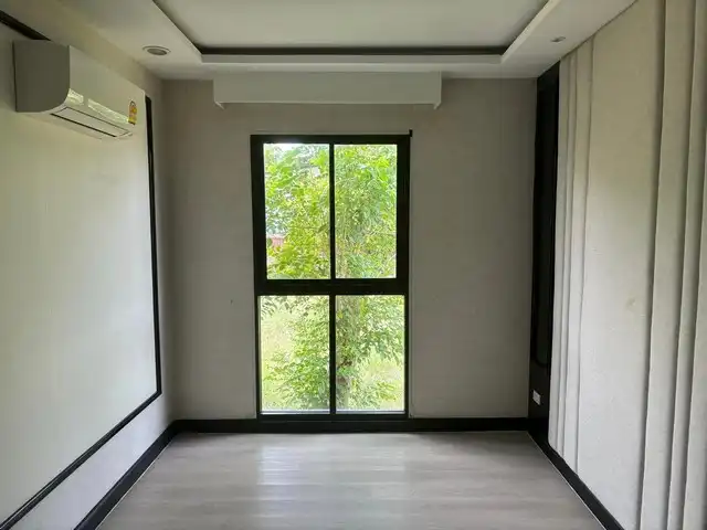 Land for rent - with building, single floor, Bangna area, Soi Bearing, area 351 square wah, usable area approximately 250 sq m., wide frontage land