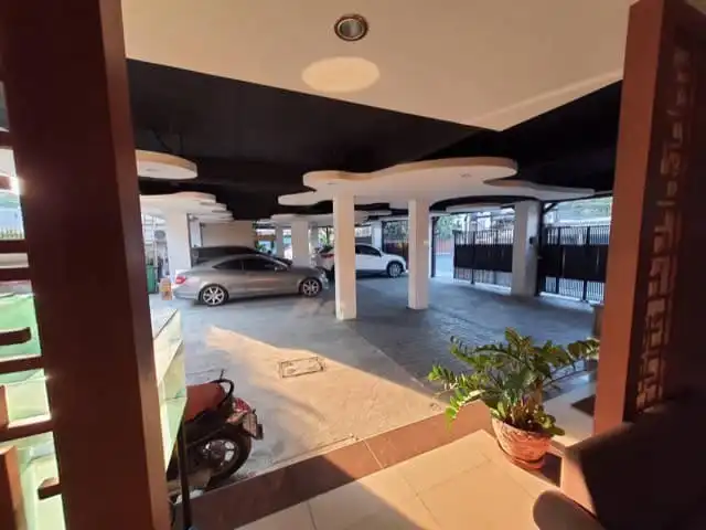 อาคารสำนักงาน ออฟฟิศ ย่านทองหล่อ ซอยเอกมัย 12 ขนาดพื้นใช้สอย :2200 ตรม. จำนวนชั้น :5ชั้น พร้อมที่จอดรถหลายคัน
