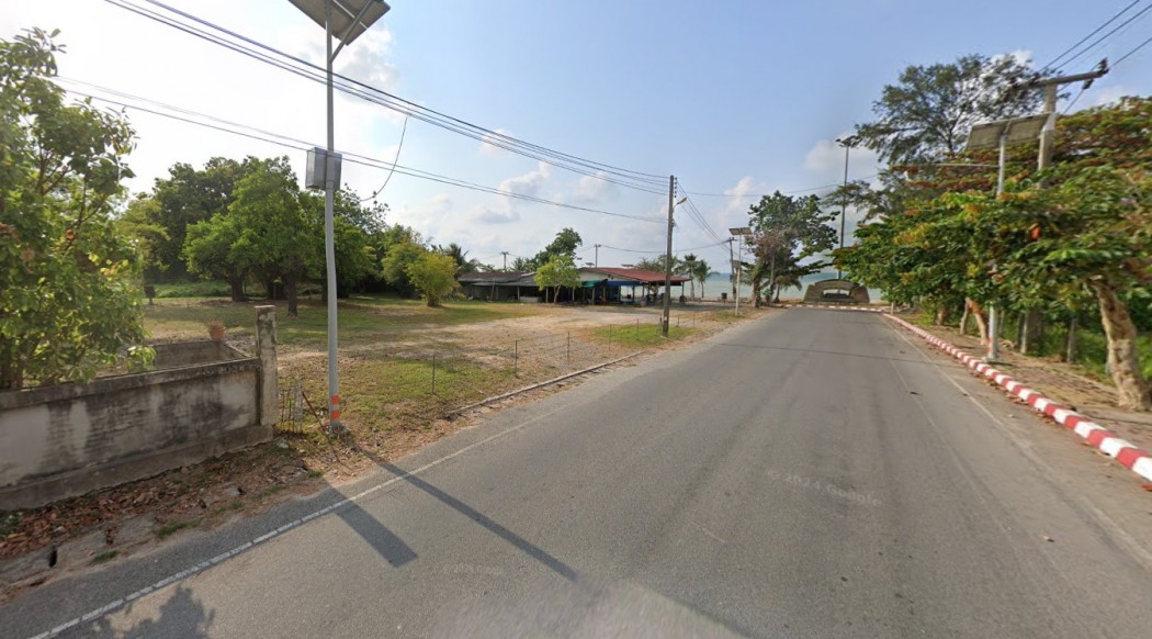 Land for sale 4-0-42 rai, corner plot, next to Nam Rin Beach, Ban Chang, Rayong