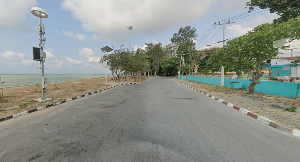 Land for sale 4-0-42 rai, corner plot, next to Nam Rin Beach, Ban Chang, Rayong