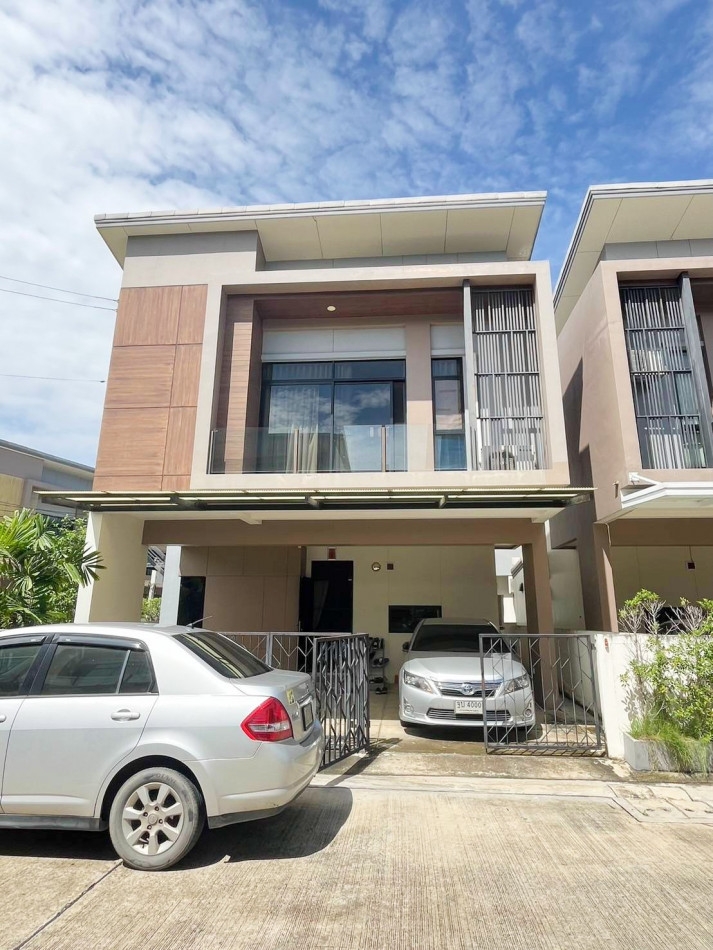 For sale S Gate Premium Kanchanaphisek Soi Kantana 3 bedrooms 3 bathrooms 40 sq.w. corner unit.