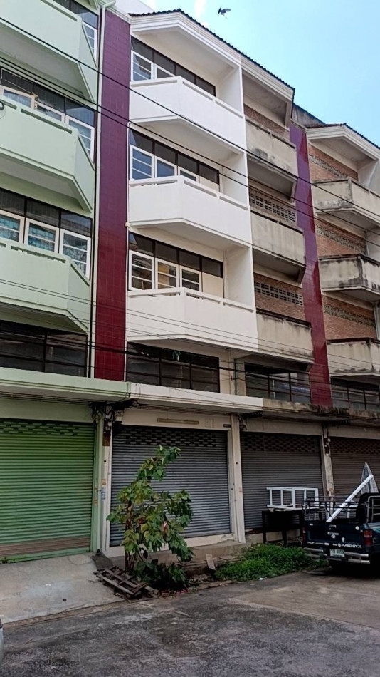 For sale: Commercial building, 4.5 floors, 16 sqw., Phetkasem 116/5, only 100 m from Phetkasem Road.