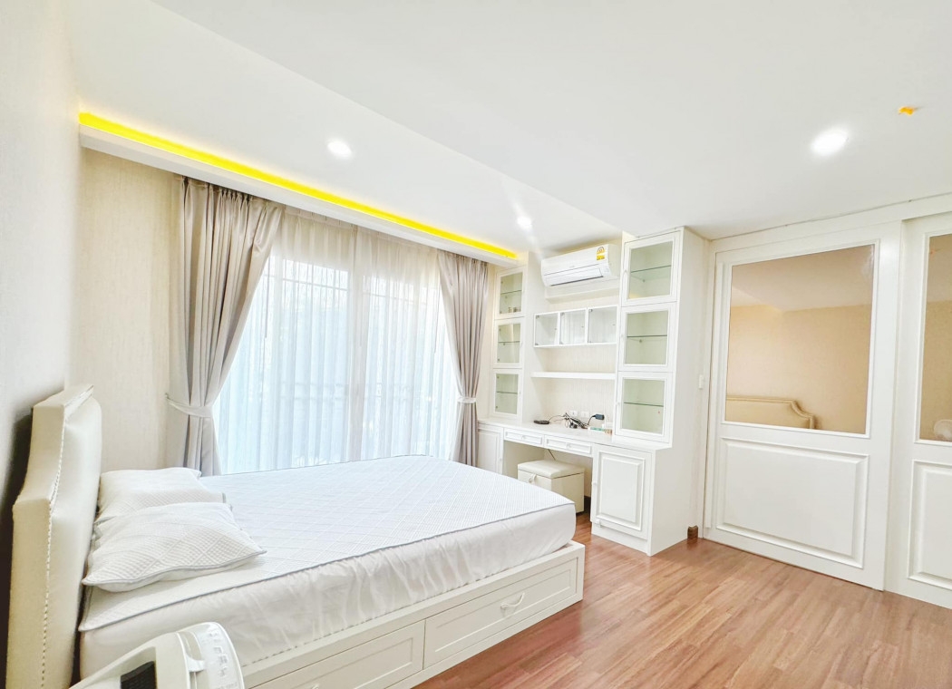 For Rent: Luxurious 3-Story Townhome in Leon Village, Sukhumvit 62, Near BTS Bang Chak