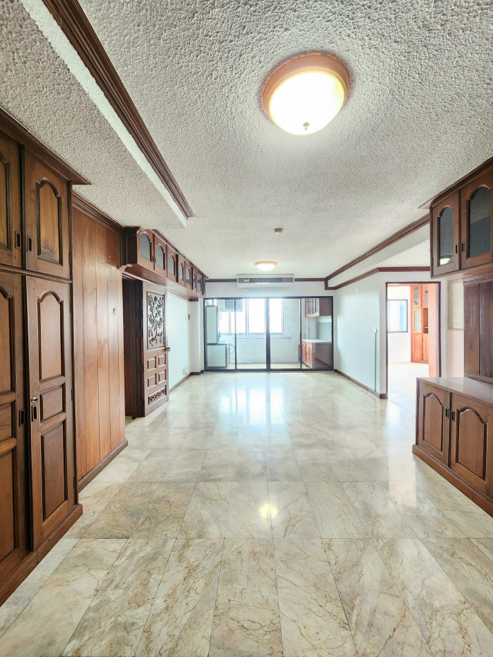 Condo Sriwara Mansion 2 Ratchadaphisek, corner room, 120 sq m, 9th floor, city view