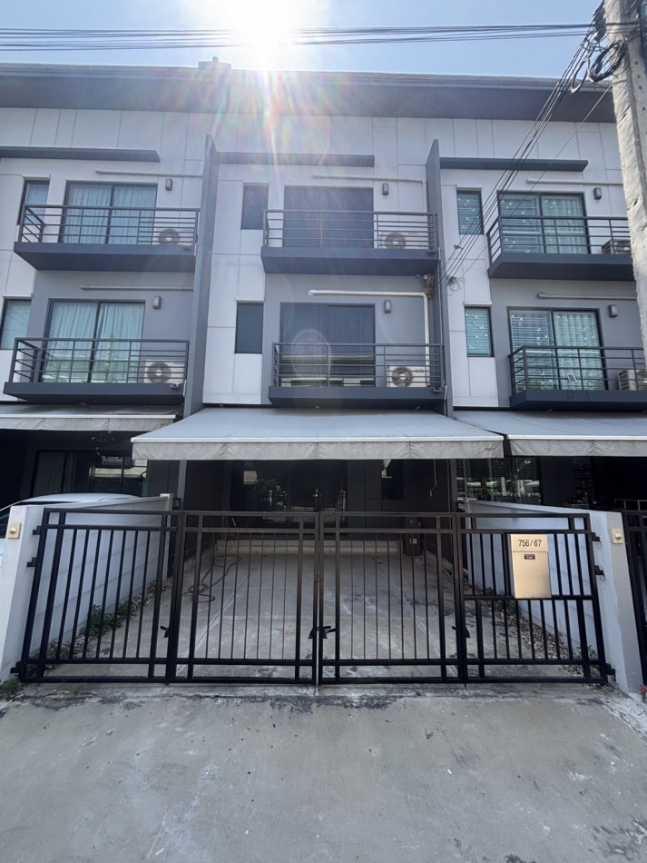 For rent: 3-storey townhouse, Baan Klang Muang Rama 9-On Nut, 25 sq m, 25 sq wa, furnished with elec