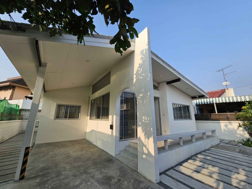 For rent: Single house, Soi Senanikom 1, Soi 25, 120 sq m, 56 sq wa, minimalist style