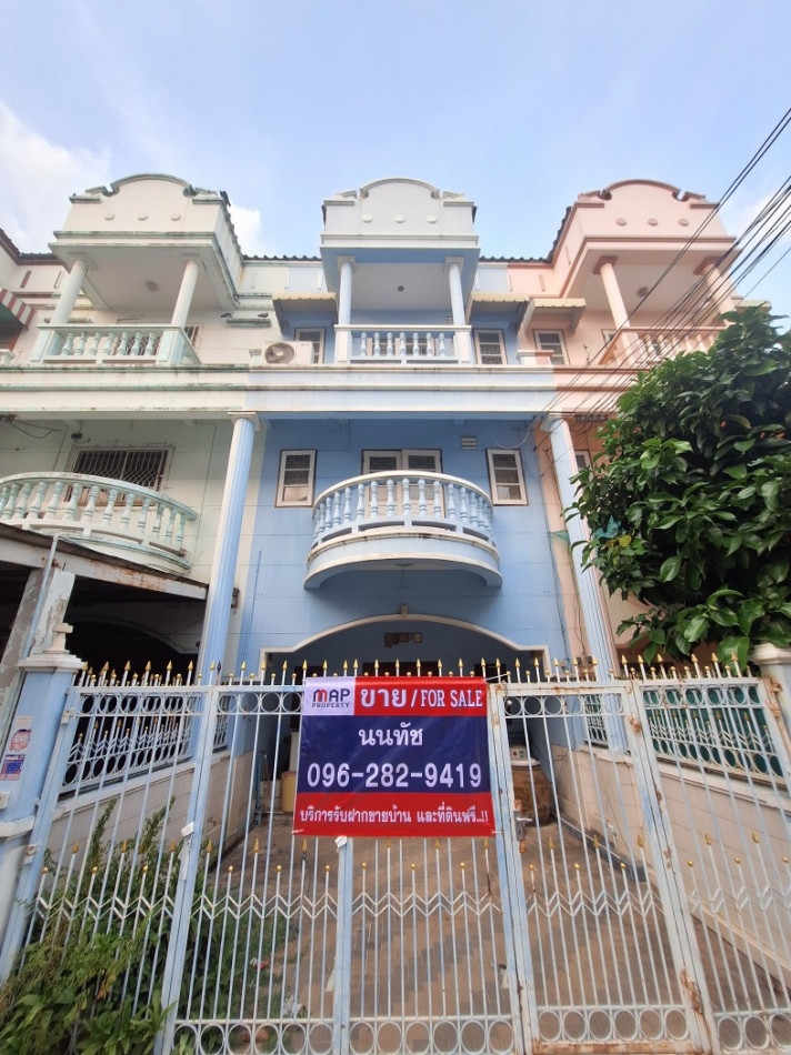 Urgent sale! 3-storey townhouse, prime location, Soi Sathu Pradit 49, very good value.