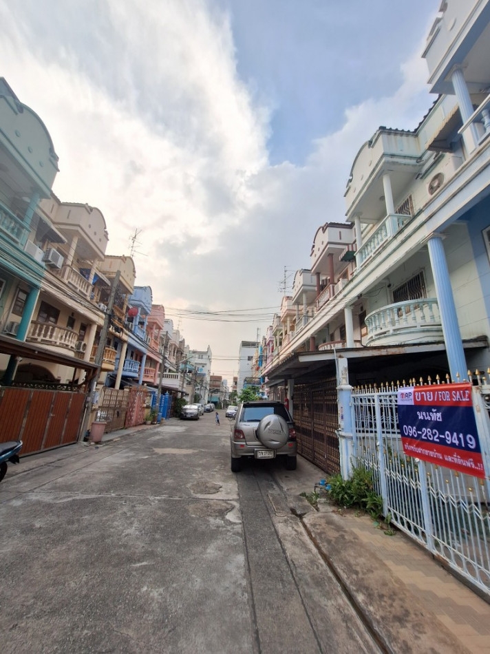 Urgent sale! 3-storey townhouse, prime location, Soi Sathu Pradit 49, very good value.