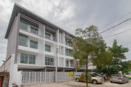  For Rent! 4-Story Home Office on Tiwanon 25, Corner Unit, Prime Location Near MRT Sanambin Nam & Go