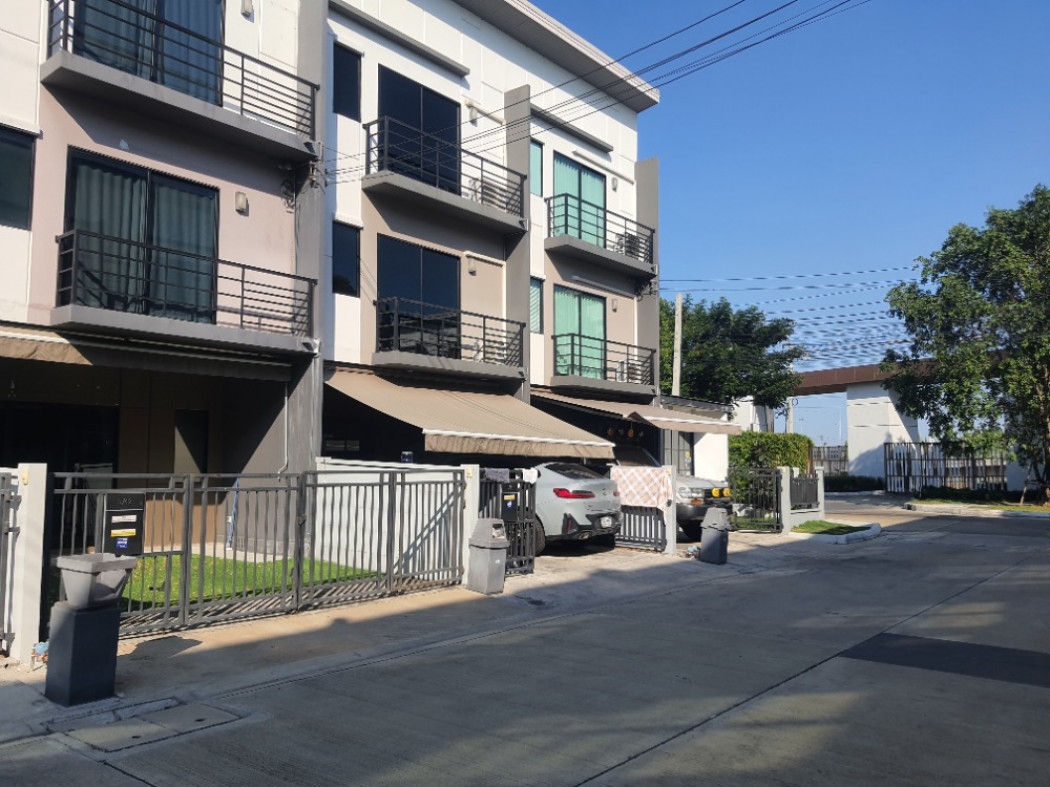 Announcement for rent, 3-storey townhouse, Baan Klang Muang, Ram Intra - Watcharapol, near the expressway exit, Sukhaphiban 5 Road (Sai ​​Hai)