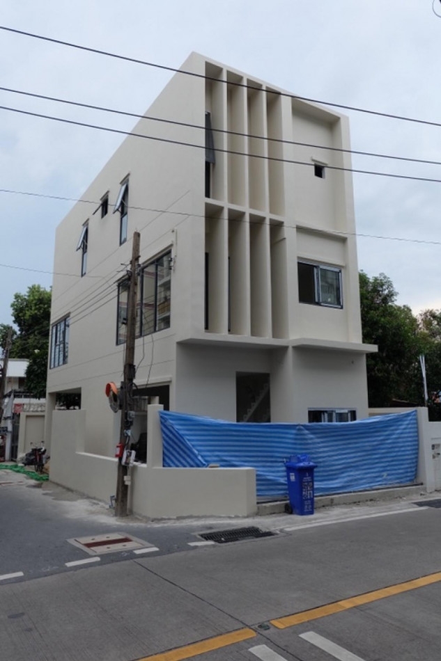 For rent: 3-storey home office, corner plot, next to the road (Lat Phrao 48)