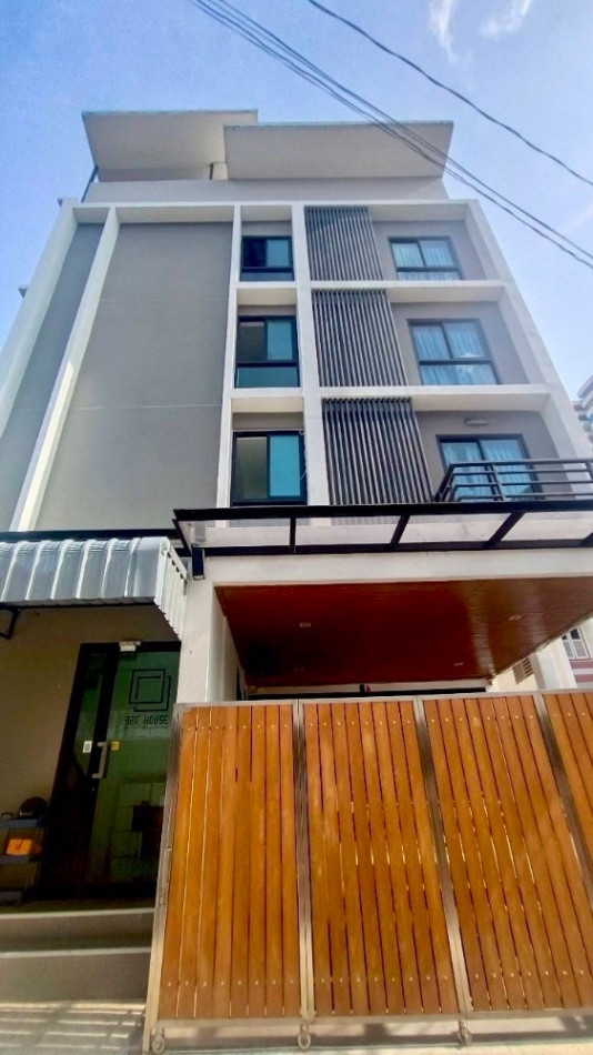 Apartment for sale, Pracha Uthit-Huai Khwang, only 900 meters from MRT Huai Khwang.