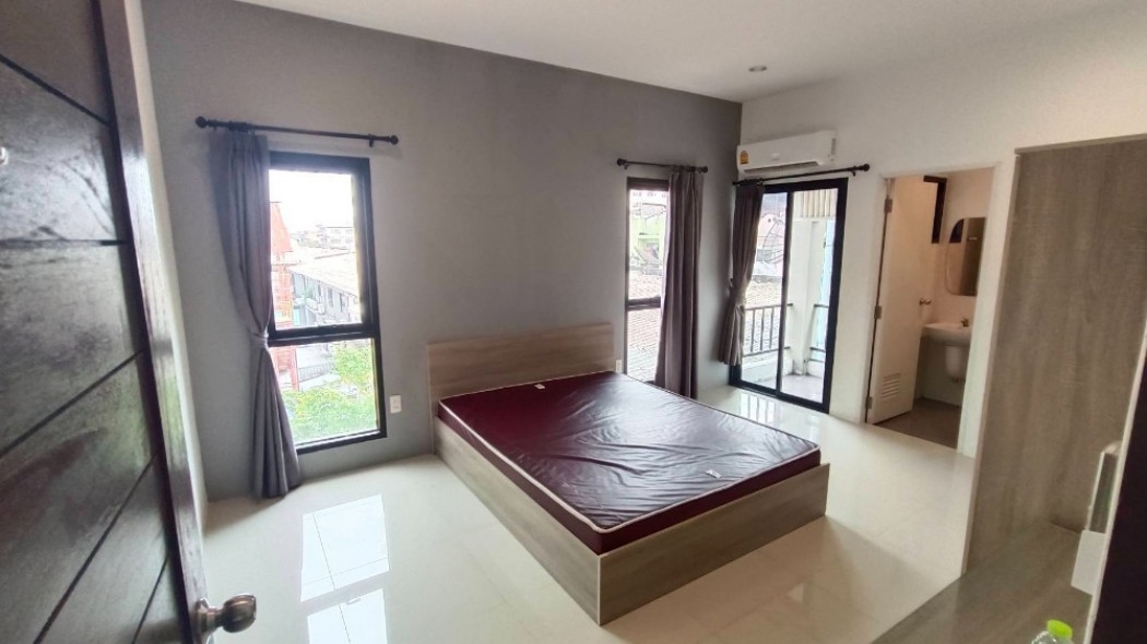 Apartment for sale, Pracha Uthit-Huai Khwang, only 900 meters from MRT Huai Khwang.