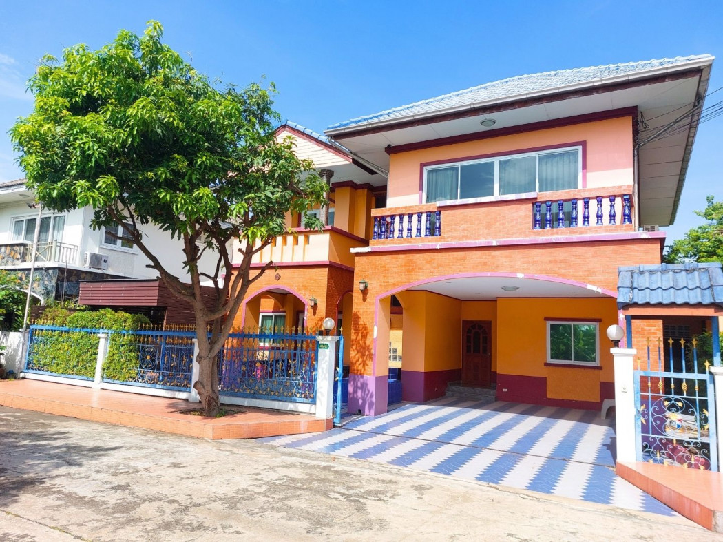 Single house for sale, Petchwattana Village, Khlong Prapa Road, large area of ​​70 sq m., main road, near expressway, only 5 minutes.