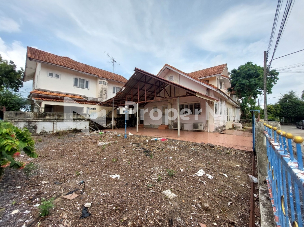 Land for sale with buildings, cheap price, in the village of Worarak, Rangsit Khlong 3, can be converted into a warehouse, office, or a house, area 100 sq m.