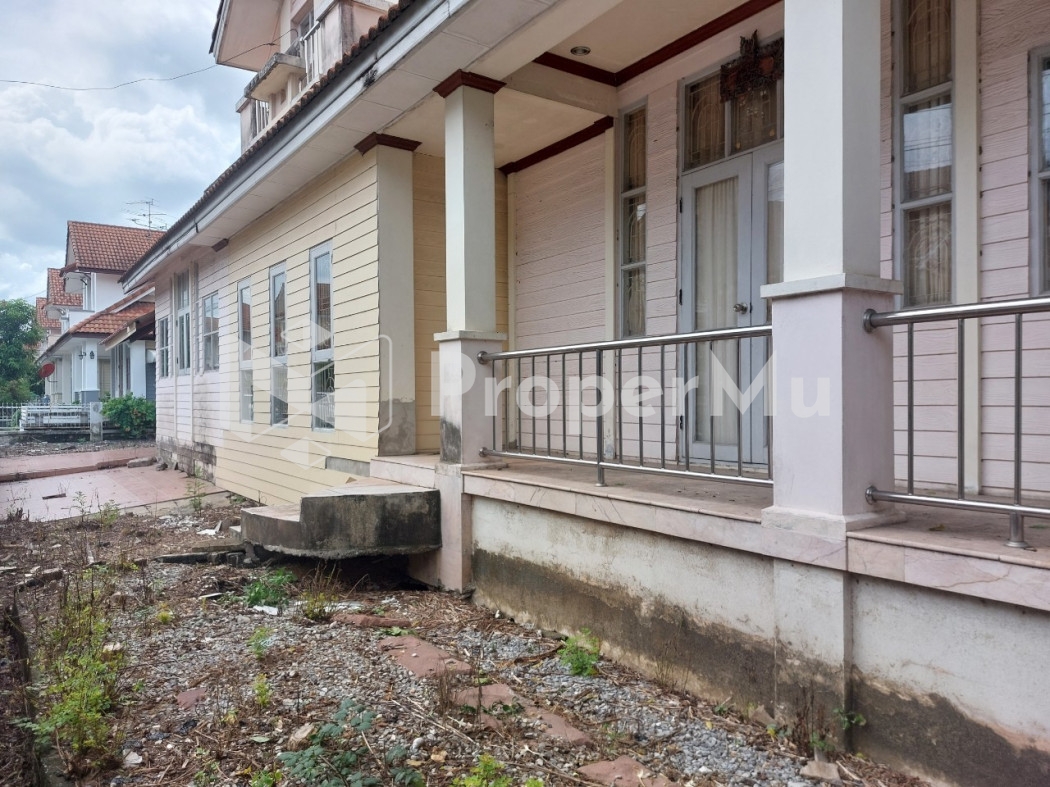 Land for sale with buildings, cheap price, in the village of Worarak, Rangsit Khlong 3, can be converted into a warehouse, office, or a house, area 100 sq m.