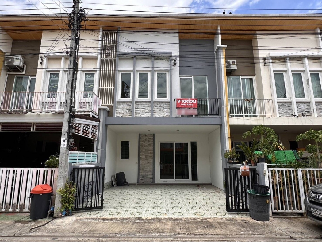 For sale: Townhome Golden Avenue Chaengwattana-Tiwanon, 110 sq m, 21.7 sq wa, cheap, good condition, extension at the back of the house, ready to move in