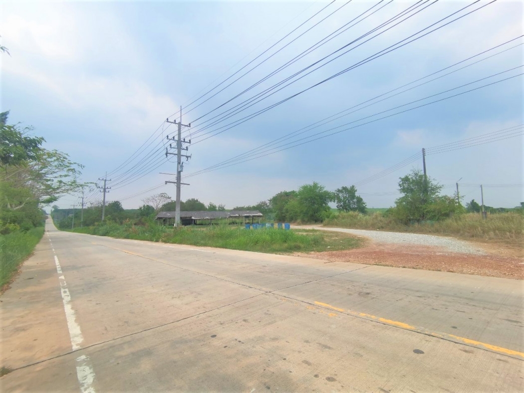 Land for sale ME305, big plot, cheap price, Nong Irun, Ban Bueng, Chonburi. 103 rai 70 sq.wa. Next t