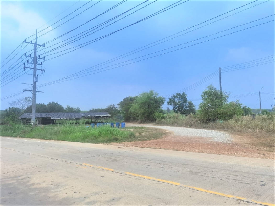 Land for sale ME305, big plot, cheap price, Nong Irun, Ban Bueng, Chonburi. 103 rai 70 sq.wa. Next t