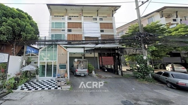 Shophouse for sale on Canal road, Chiang Mai. 6 beds, 4 baths.