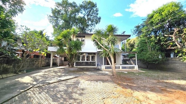 House for sale in the heart of Chiang Mai city near Chiang Mai University.