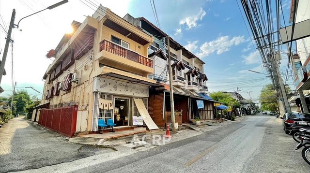 Shophouse for sale in the moat, the heart of Chiang Mai.