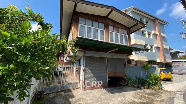 2 semi-concrete wooden houses near Wualai, outer moat of Chiang Mai