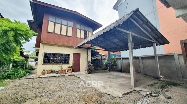 2 semi-concrete wooden houses near Wualai, outer moat of Chiang Mai