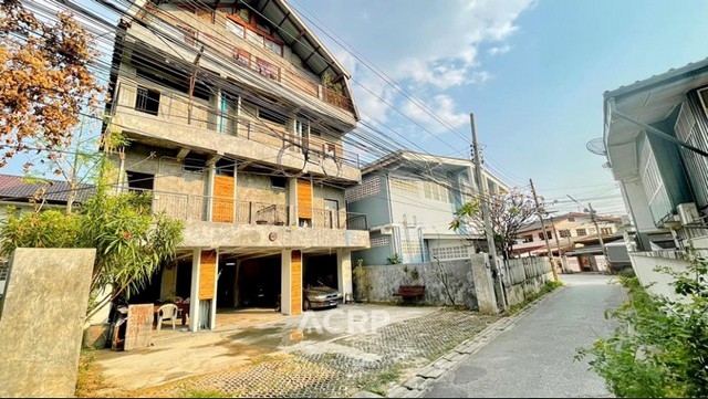 House for rent on Wua Lai road, Chiang Mai. 4 Sstorey, 6 Bedrooms.