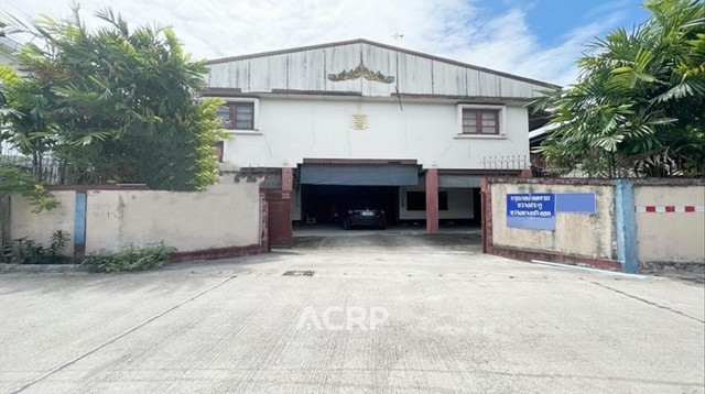 Warehouse for sale with Showroom on Wua Lai Road, Chiang Mai.