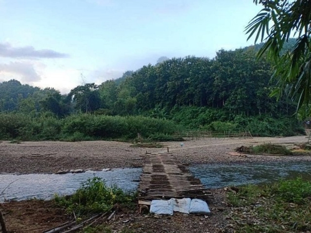 Real estate that pleases customers in all conditions. Land, land next to a stream with clear, flowing water, moist all year round, beautiful view, million baht, 800,000 baht, 3-0-35 rai, Santisuk District