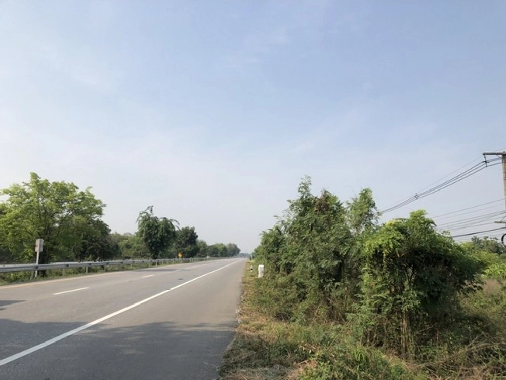 Good location, owner offers special conditions, Ban Tak Town, Tak Province, 3-1-40 rai, on Asia Road AH1, on Phahonyothin Road, 3 million baht per rai, call 096-8