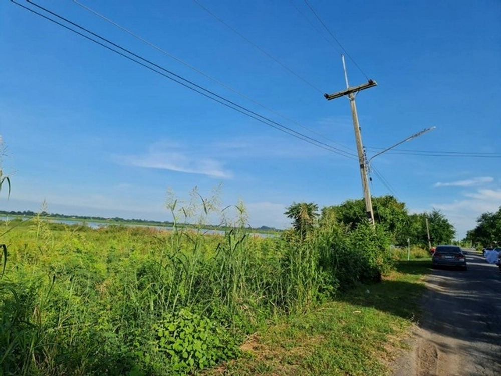 Good location, owner offers special conditions, land next to concrete road, Maharat, Ayutthaya